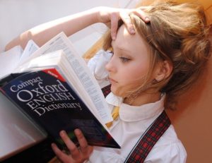 英語の本を読む少女
